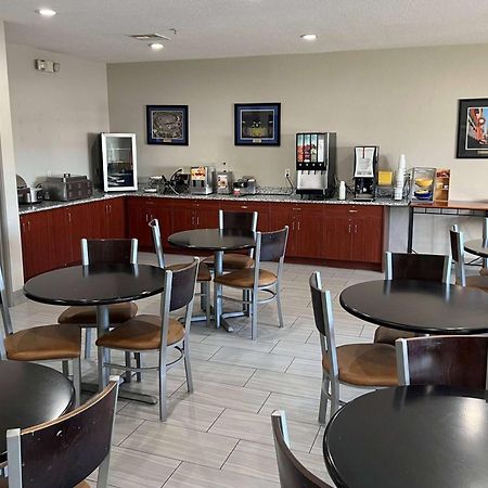 Days Inn By Wyndham Near Kansas Speedway Kansas City Eksteriør bilde