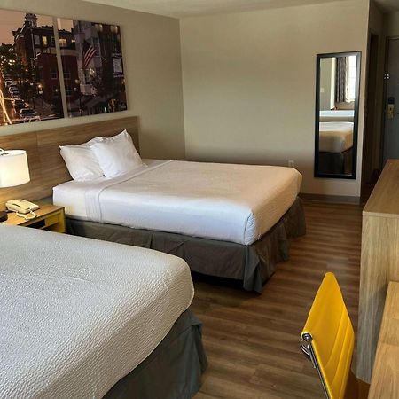 Days Inn By Wyndham Near Kansas Speedway Kansas City Eksteriør bilde