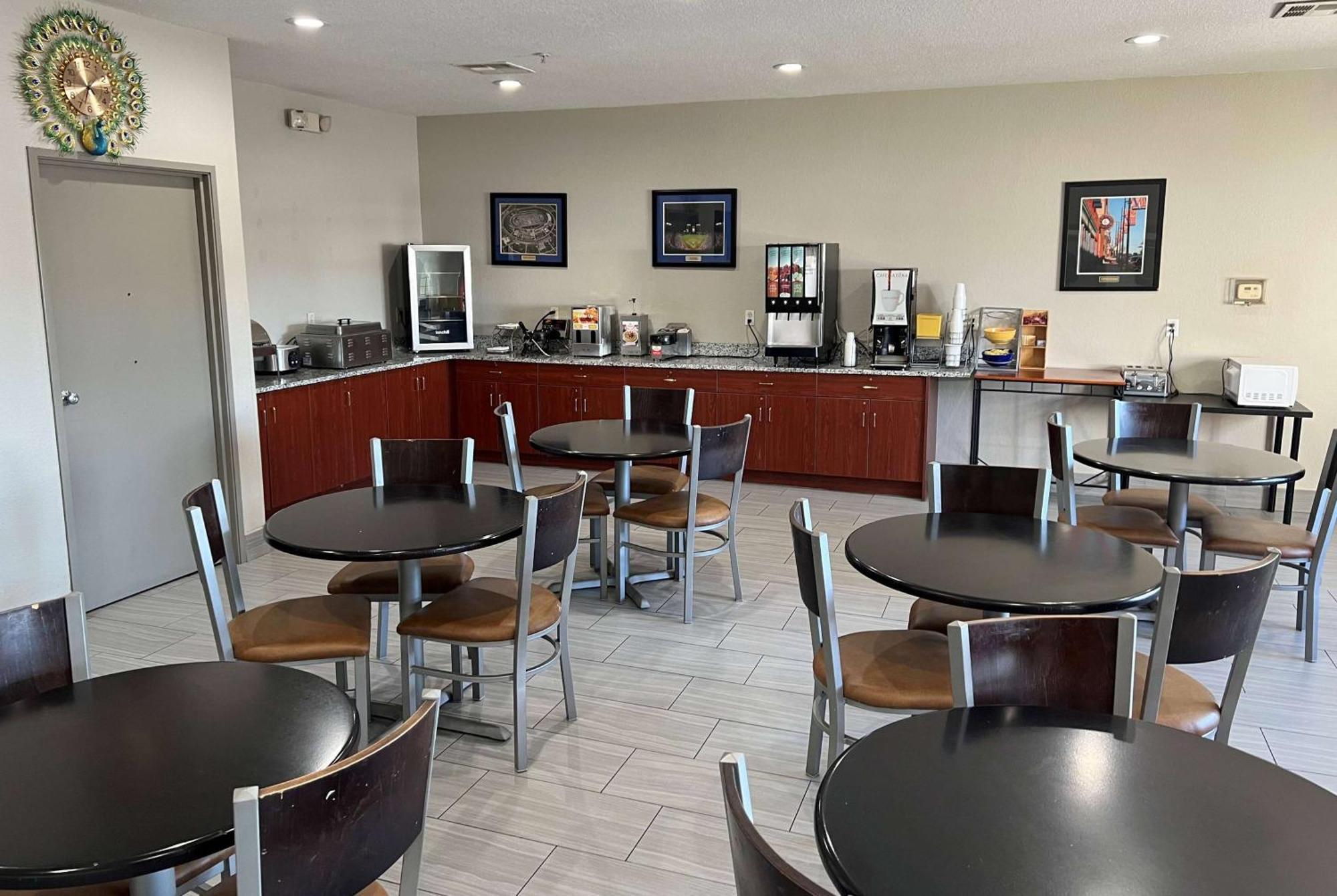 Days Inn By Wyndham Near Kansas Speedway Kansas City Eksteriør bilde