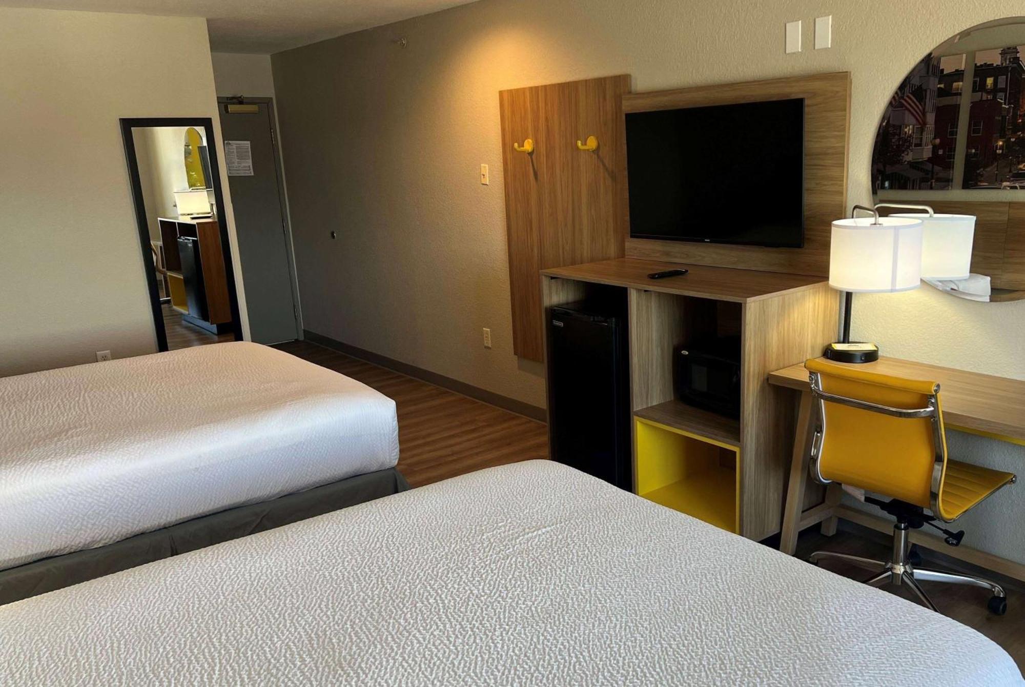 Days Inn By Wyndham Near Kansas Speedway Kansas City Eksteriør bilde